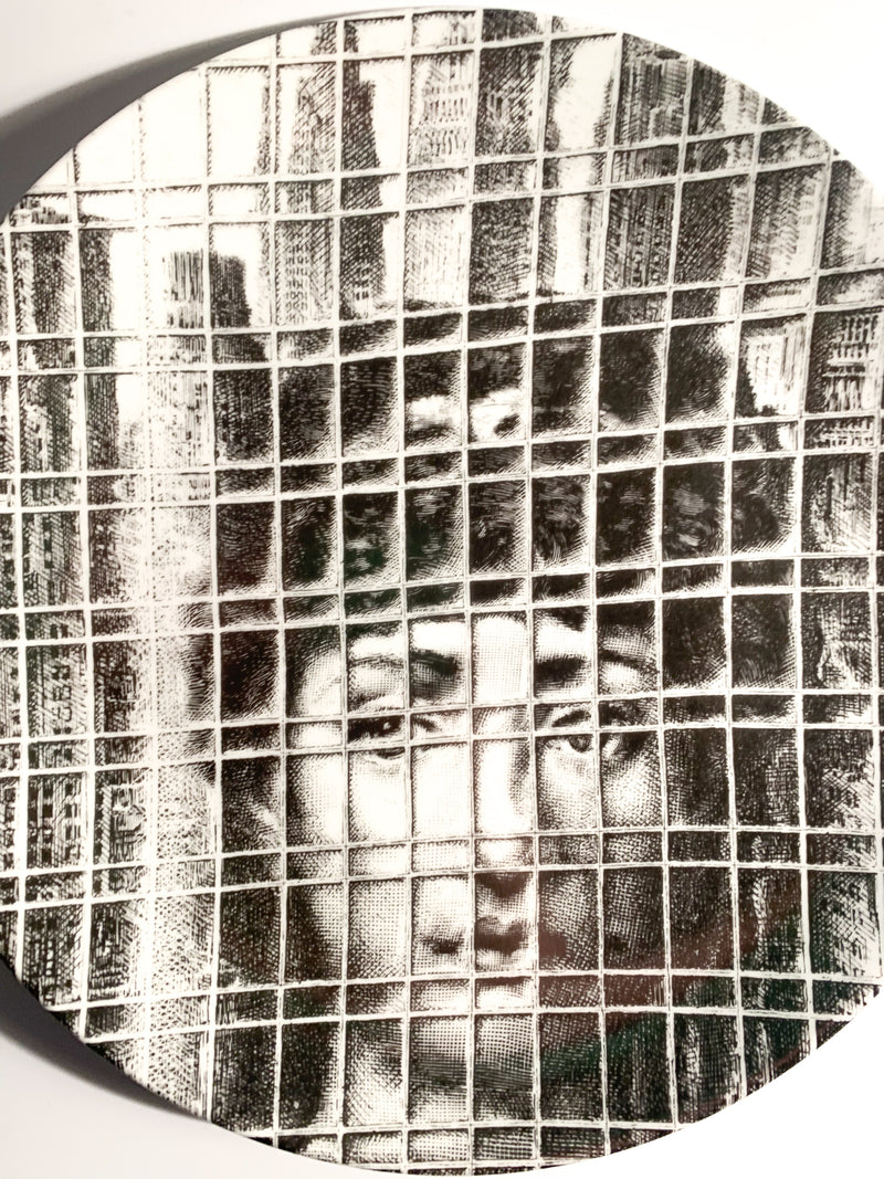 Piatto di Fornasetti Tema e Variazioni in Porcellana Anni 80