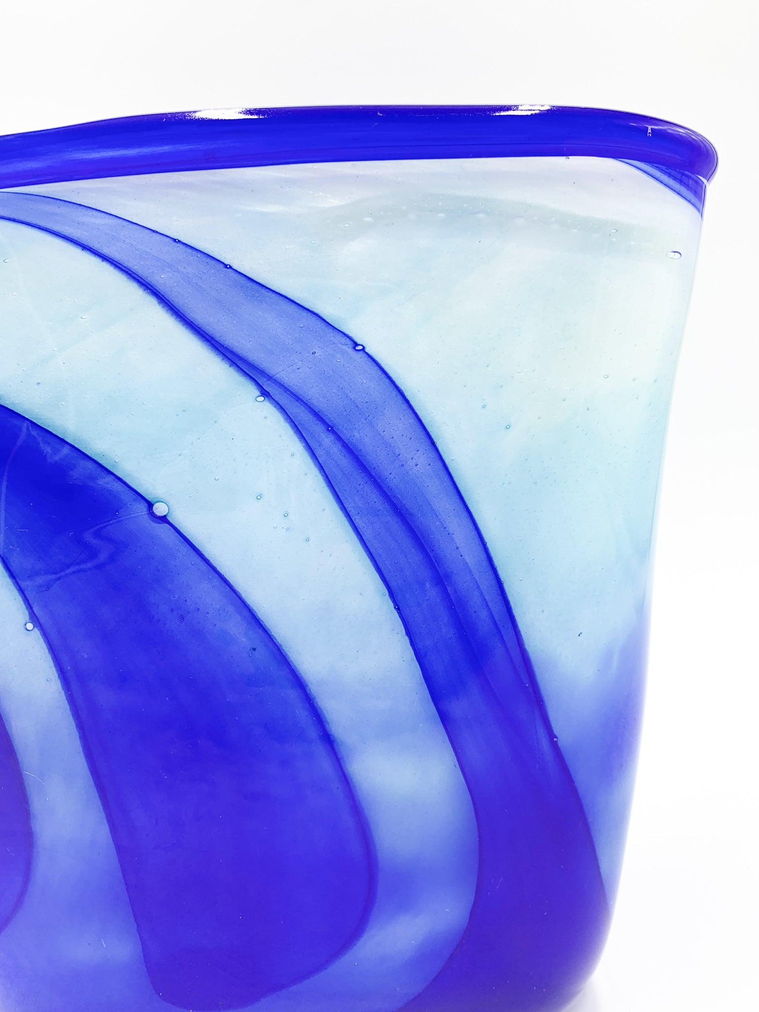 Vaso in Vetro Francese Blu e Azzurro Verrerie d'Art Au Village del 1995