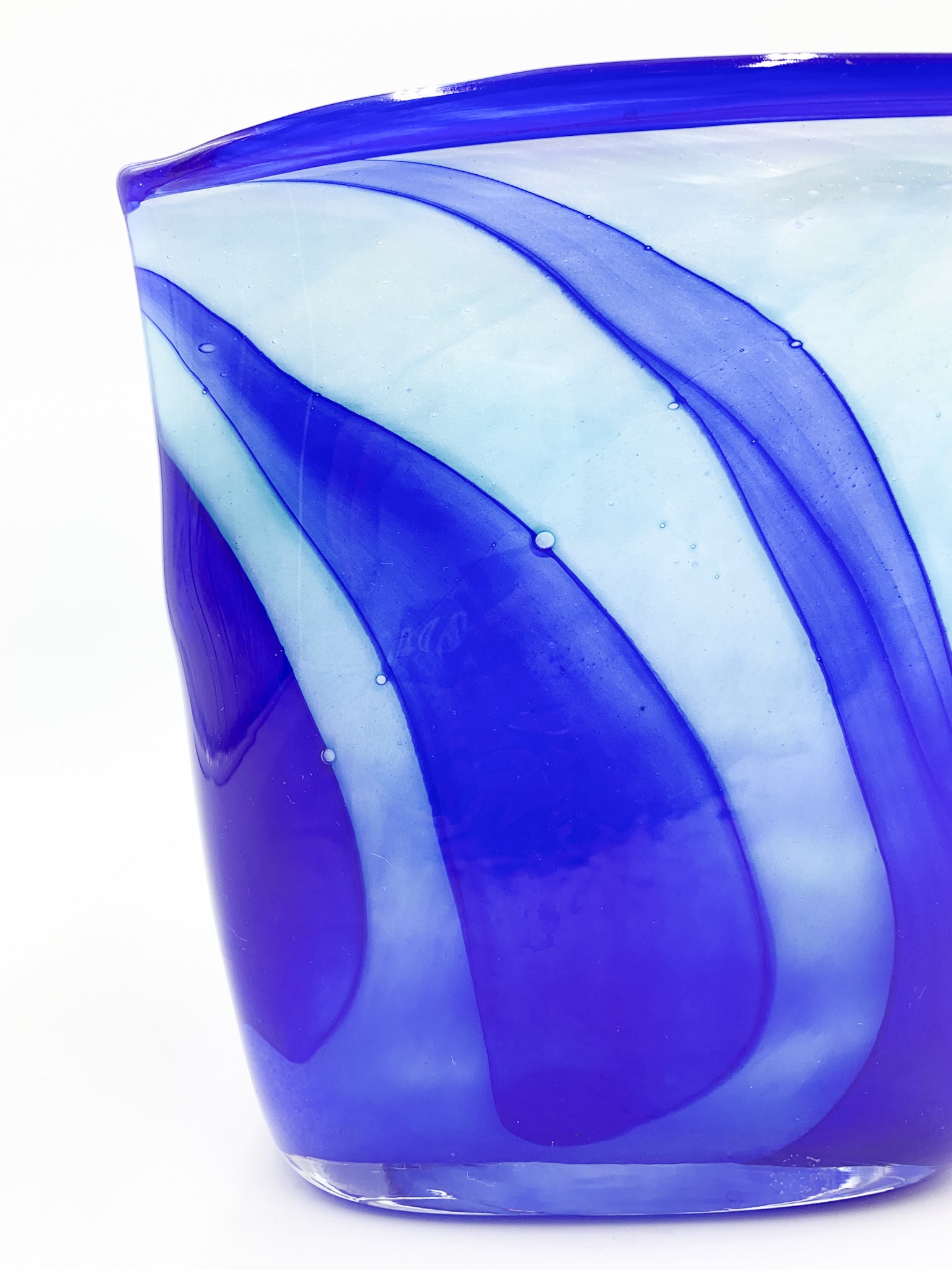 Vaso in Vetro Francese Blu e Azzurro Verrerie d'Art Au Village del 1995