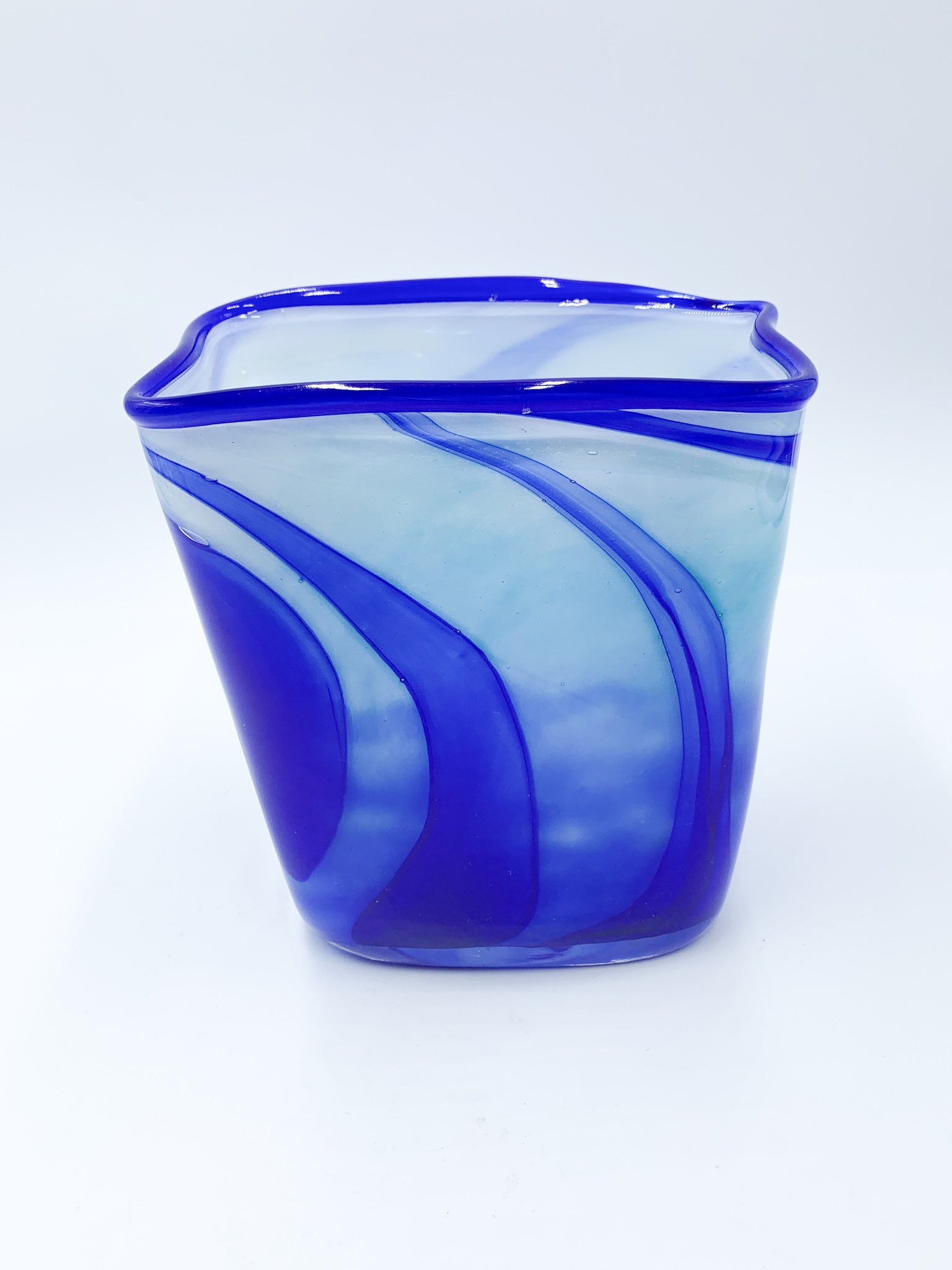 Vaso in Vetro Francese Blu e Azzurro Verrerie d'Art Au Village del 1995