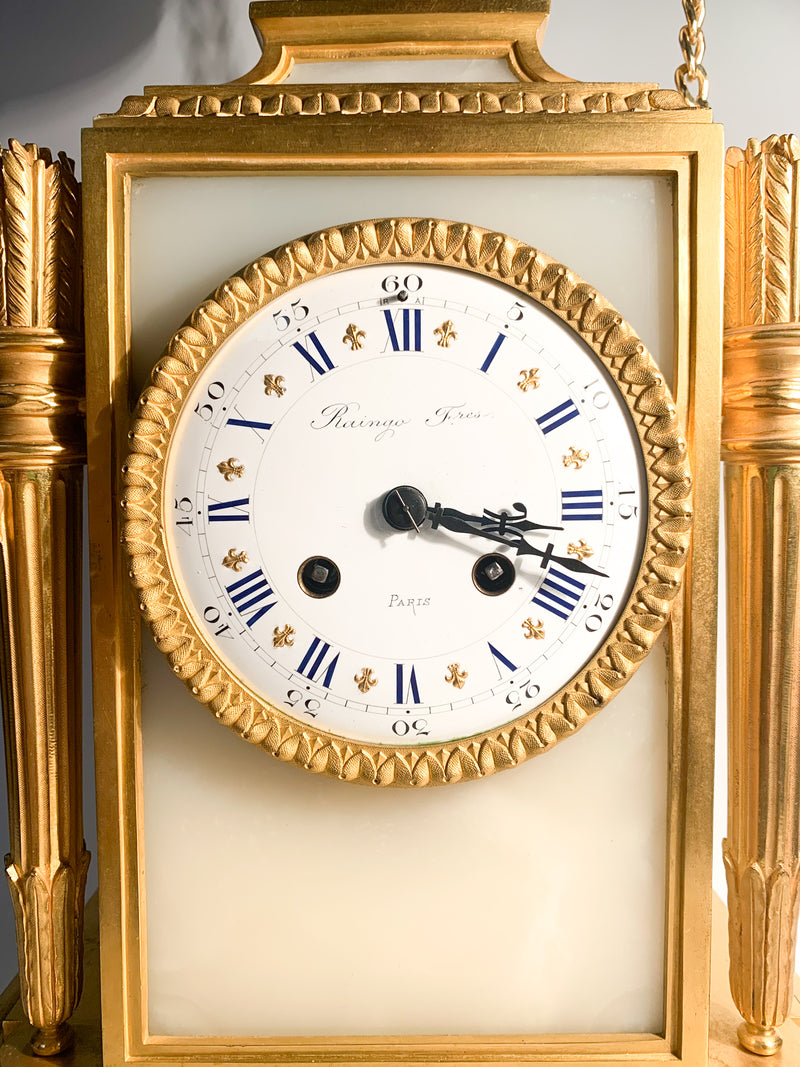 Orologio da Tavolo Raingo Frères Stile Luigi XVI in Alabastro e Bronzo Dorato del 1800
