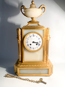 Orologio da Tavolo Raingo Frères Stile Luigi XVI in Alabastro e Bronzo Dorato del 1800