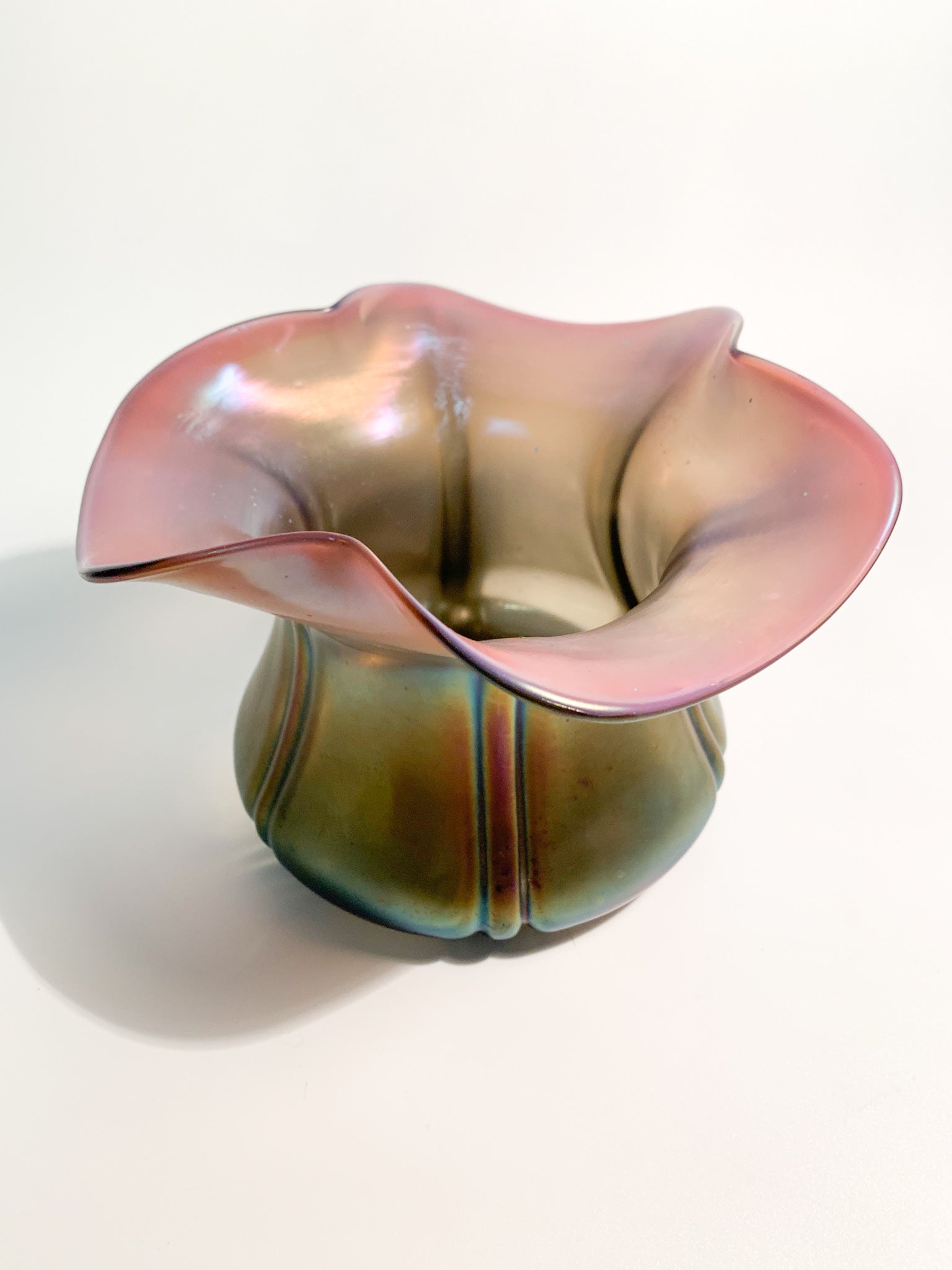 Vaso in Vetro di Loetz Iridescente con Apertura a Fiore Anni 40