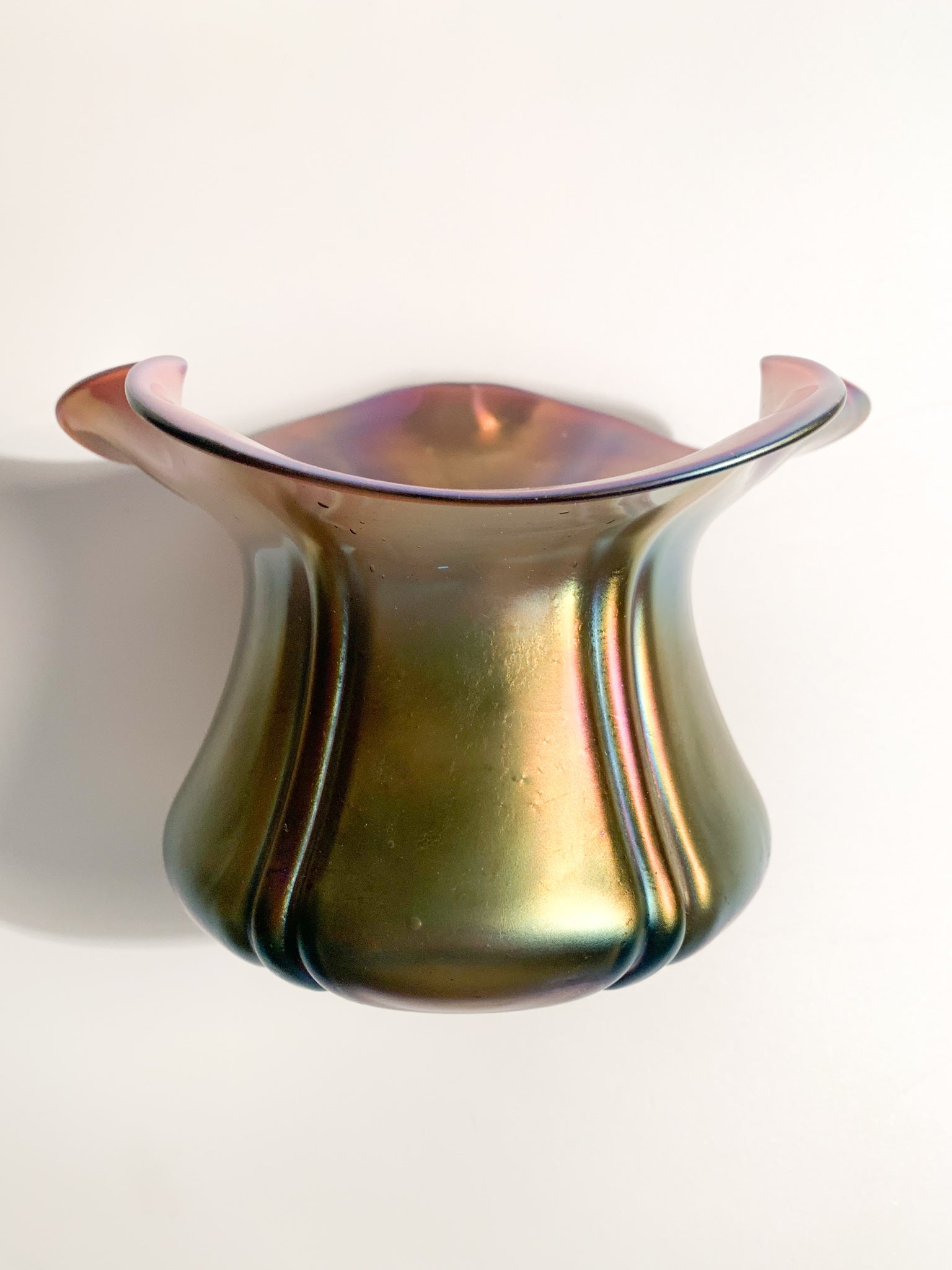 Vaso in Vetro di Loetz Iridescente con Apertura a Fiore Anni 40