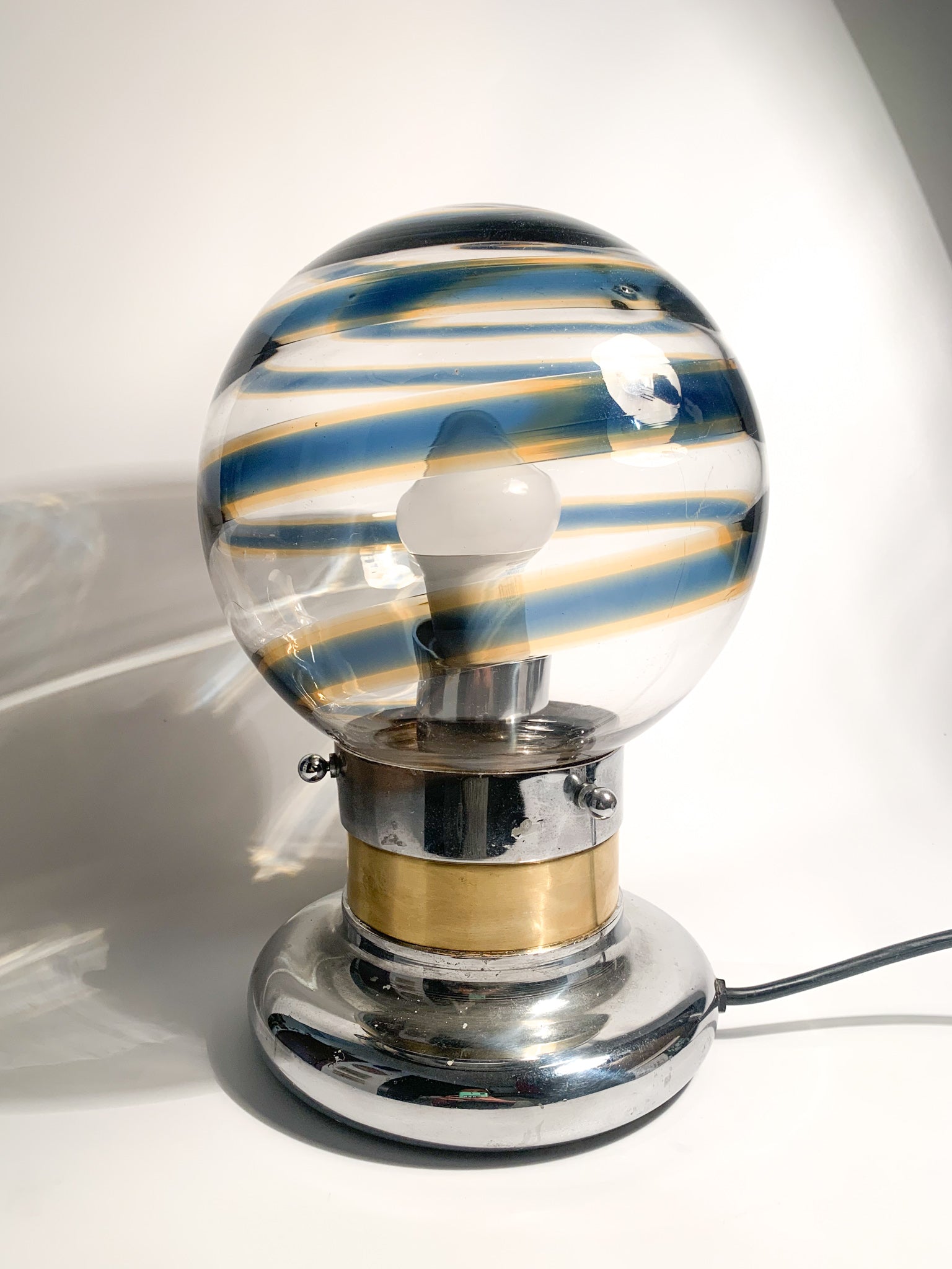 Lampada da Tavolo a Sfera in Vetro di Murano a Spirale Blu Anni 50