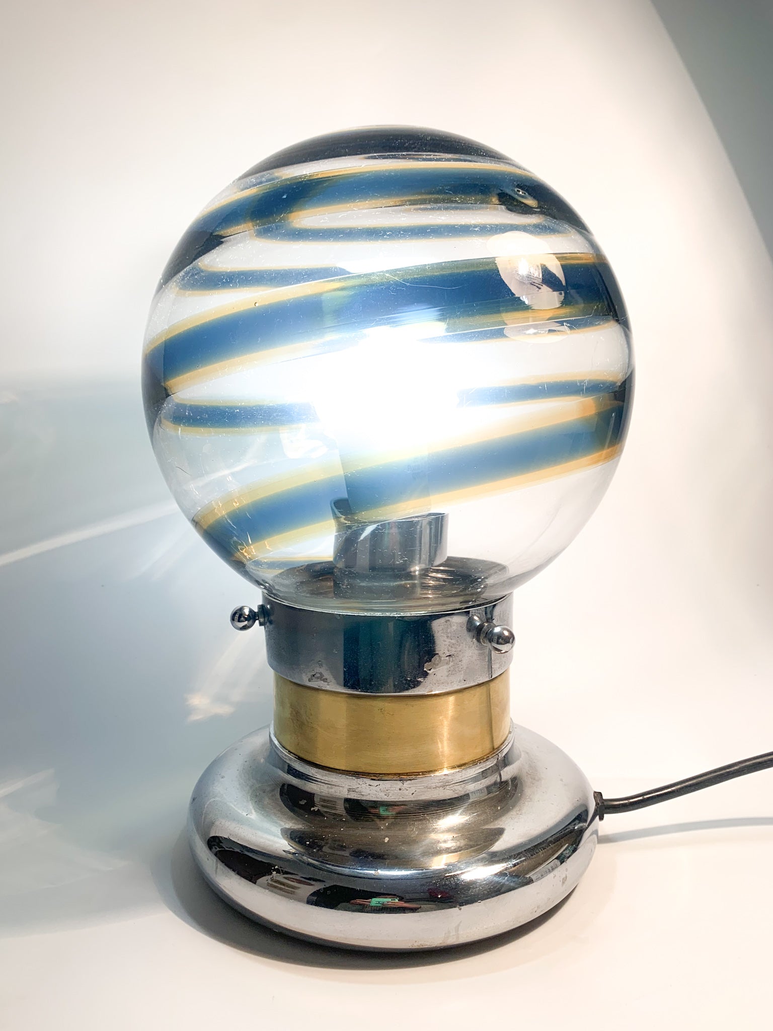 Lampada da Tavolo a Sfera in Vetro di Murano a Spirale Blu Anni 50
