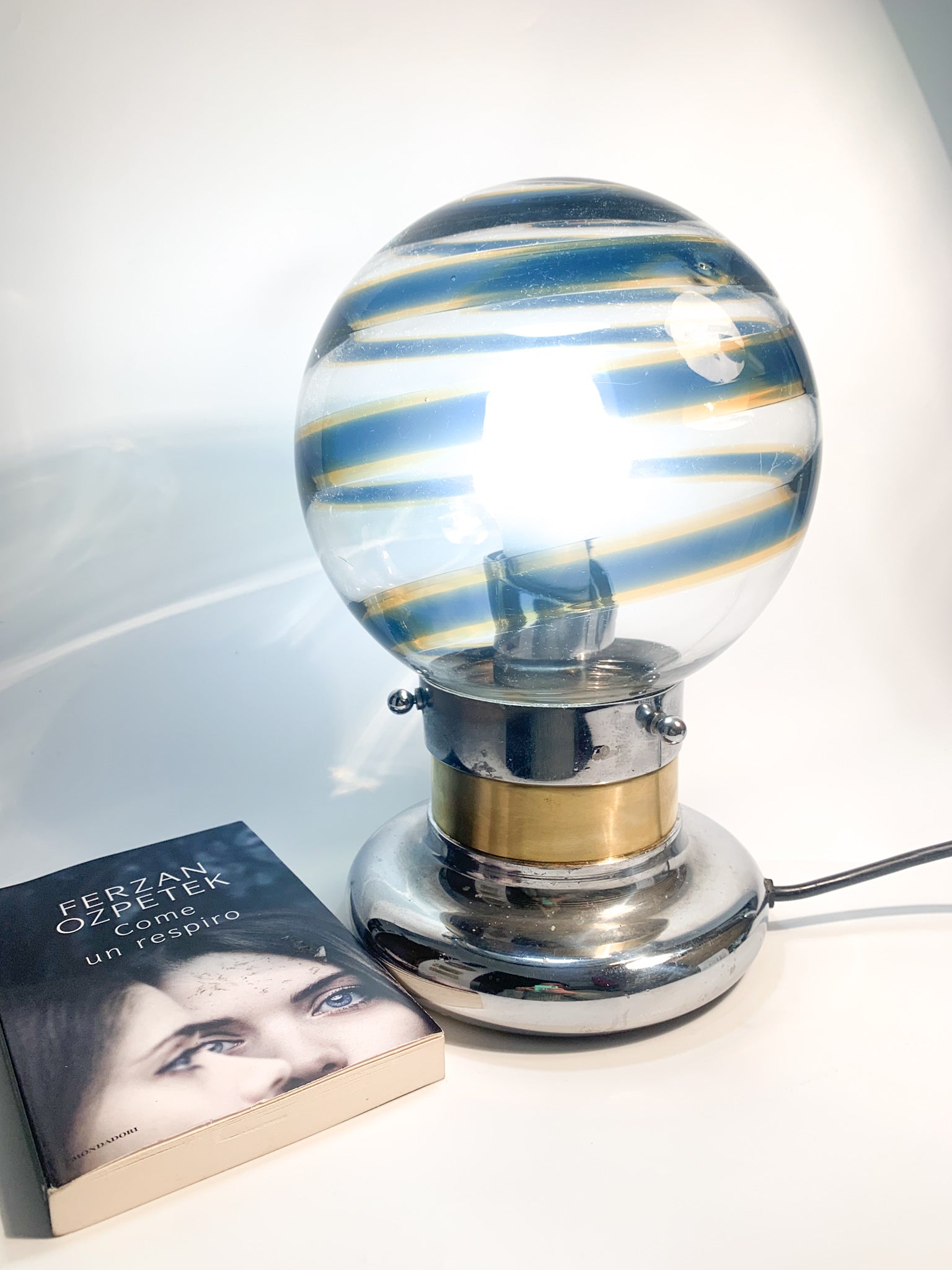 Lampada da Tavolo a Sfera in Vetro di Murano a Spirale Blu Anni 50