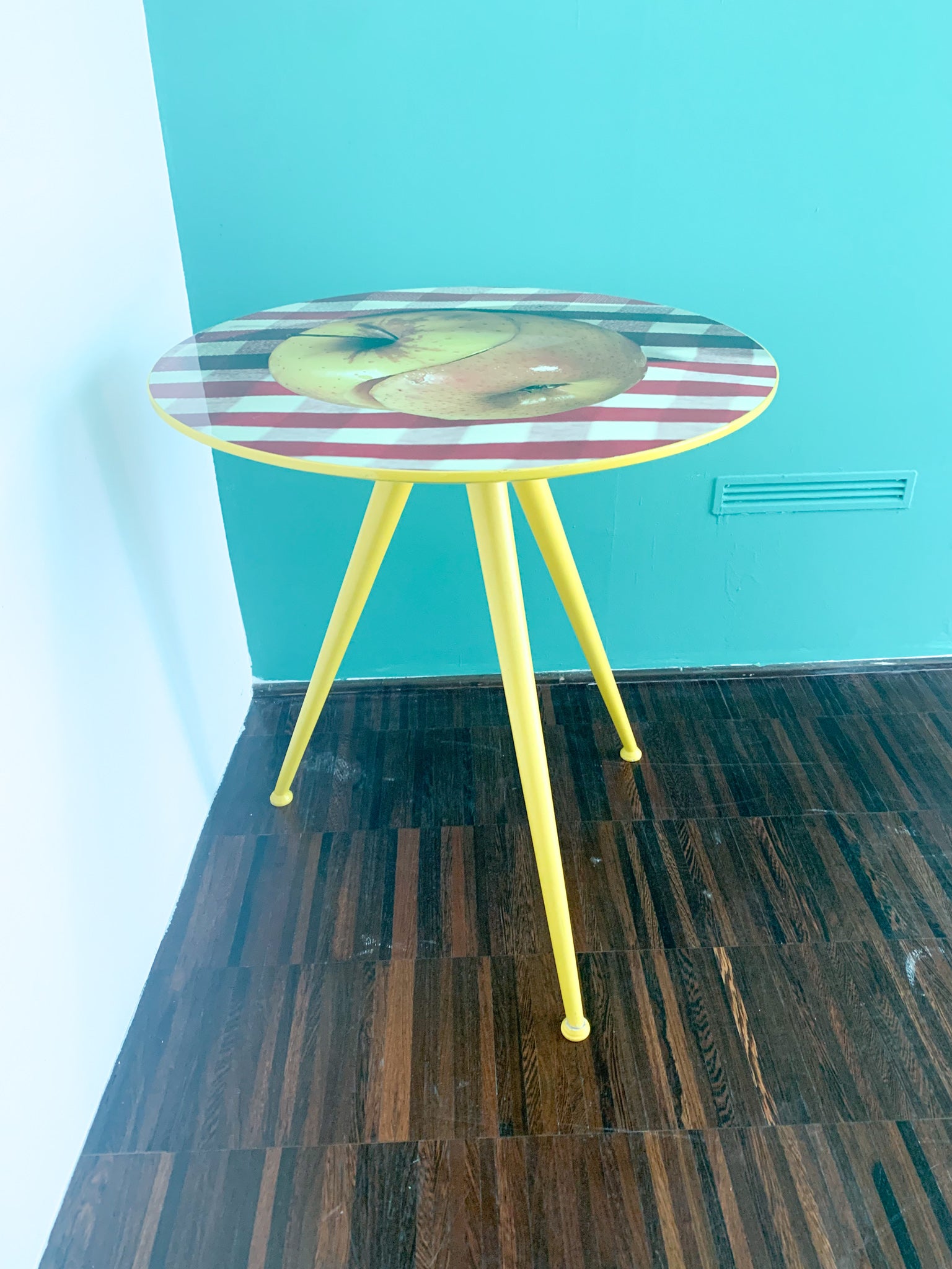 Tavolino Seletti ToiletPaper di Maurizio Cattelan e Pierpaolo Ferrari